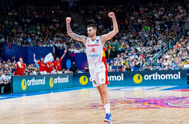 Juancho Hernangómez celebra el triunfo español en el Eurobasket (Foto: FEB).