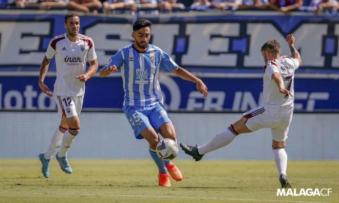 Juande conduce el balón ante el Albacete (Foto: MCF).