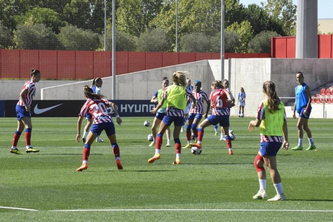 Las jugadoras del Atlético de Madrid femenino tocan la bola este sábado en la ciudad deportiva de