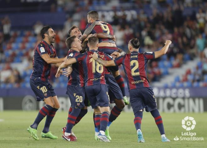Los jugadores del Levante celebran el gol de Soldado ante el Villarreal B en el Ciutat. (Foto: LaLiga).