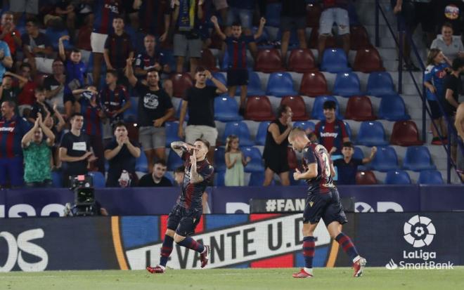 Joni Montiel celebra su gol en el partido entre el Levante y el Villarreal B en el Ciutat de València. (Foto: LaLiga).