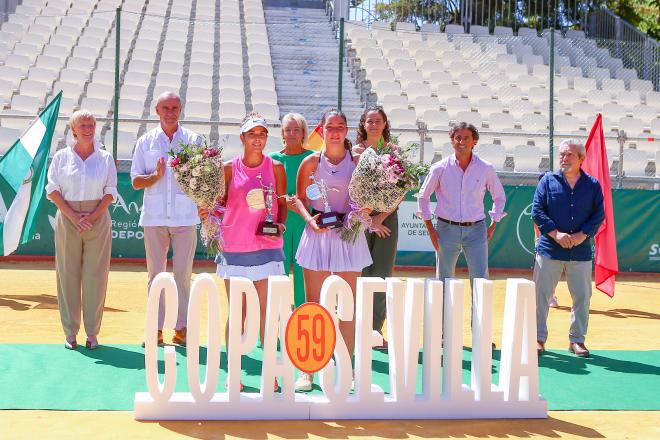 María José Luque con el título.