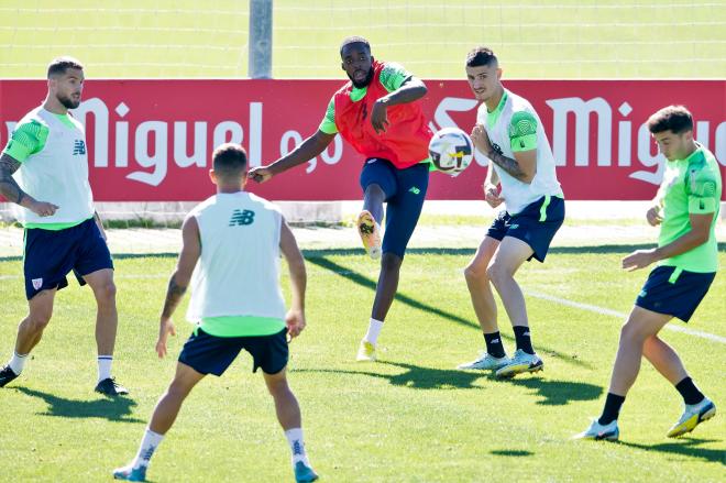 El toque de Iñaki Williams ante Oihan Sancet entrenando en Lezama (Foto: Athletic Club).