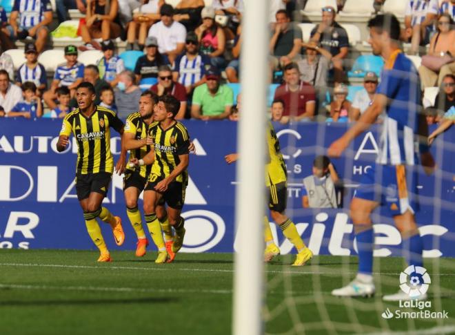 Celebración del gol de Giuliano Simeone durante el Ponferradina-Real Zaragoza (Foto: LaLiga).