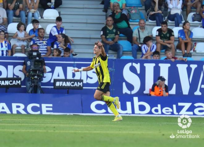 Giuliano Simeone celebra un gol durante el Ponferradina-Real Zaragoza (Foto: LaLiga).