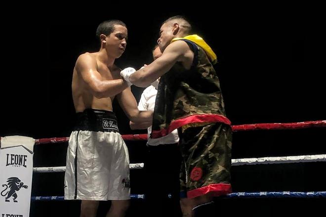 El boxeador Kevin Baldospino atiende al 'Niño' Carranza tras el combate ganado en Anduva.