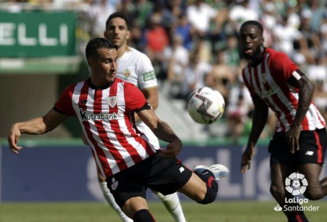 Volea del navarro Alex Berenguer en el Elche CF-Athletic Club (Foto: LaLiga).