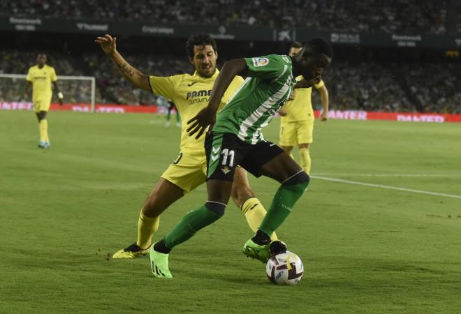 Luiz Henrique con la pelota ante Parejo (Foto Kiko Hurtado)