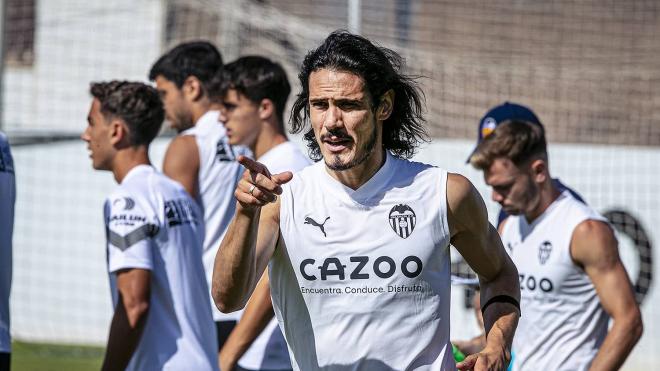Cavani ya se entrena con el grupo (Foto: Valencia CF).