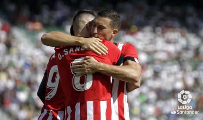 De Marcos abraza a Sancet tras su gol al Elche (Foto: LaLiga).