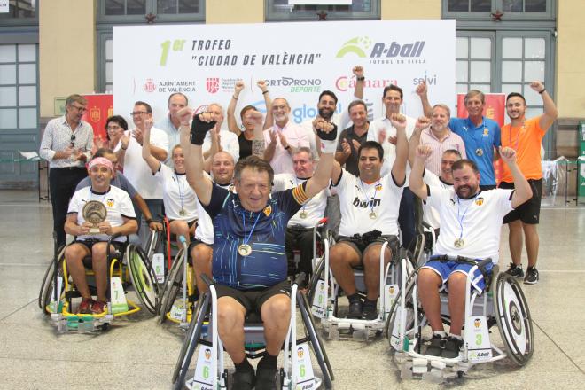 El equipo de la Asociación de Futbolistas del Valencia ganador del I Trofeo Ciudad de Valencia de fútbol en silla