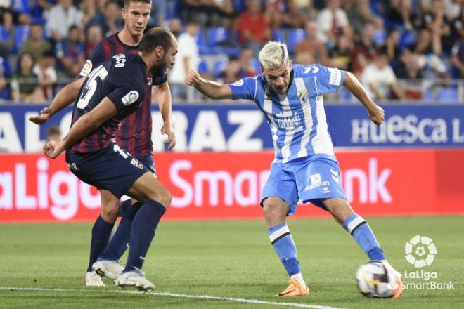 Gallar retiene el balón durante el partido ante el Huesca (Foto: LaLiga).