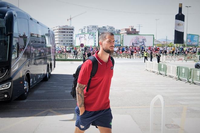 Baja del autobús: Iñigo Martínez al llegar al Martínez Valero de Elche (Foto: Athletic Club).