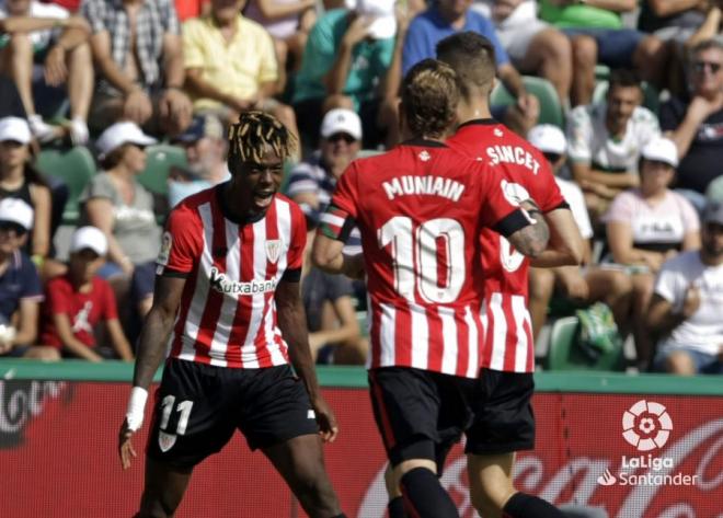 Tres navarros: Nico Williams celebra con Iker Muniain y Oihan Sancet su gol al Elche CF (Foto: LaLiga).