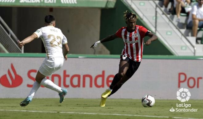 Nico Williams encara a Nico en el Elche-Athletic (Foto: LaLiga)