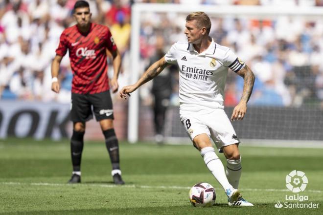 Kroos conduce el balón en el Real Madrid-Mallorca.