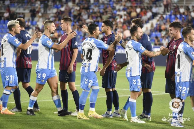 Los jugadores del Málaga y el Huesca se saludan antes del inicio (Foto: LaLiga).