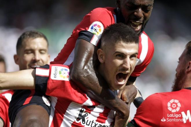 El navarro Oihan Sancet celebra con rabia su gol de penalti al Elche CF (Foto: LaLiga).