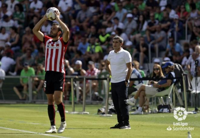 Ernesto Valverde observa sacar de banda a Iñigo Lekue en el Elche-Athletic Club (Foto: LaLiga).