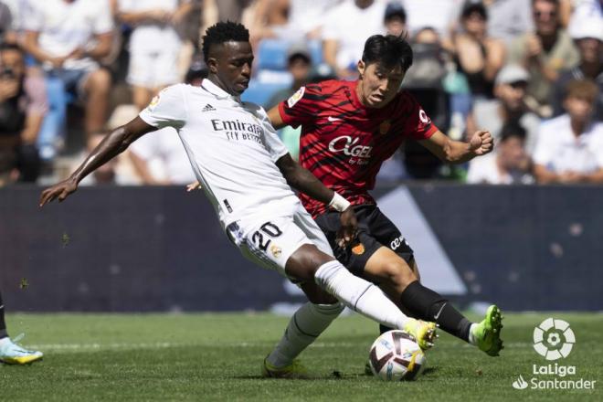 Vinícius pelea un balón con Kang-in.