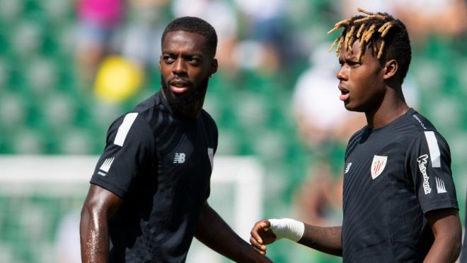 Los hermanos Iñaki y Nico Williams calientan en el Martínez Valero (Foto: Athletic Club).