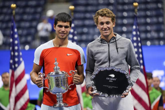 Carlos Alcaraz y Casper Ruud, con sus trofeos tras la final del US Open 2022 (Foto: Cordon Press).