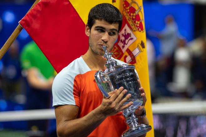 Carlos Alcaraz, con el trofeo de campeón del US Open 2022 (Foto: Cordon Press).