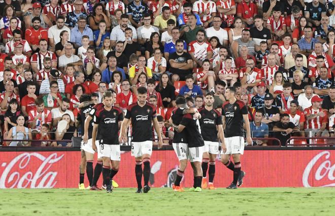 Celebración de Osasuna tras su gol en Almería (Foto: EFE).