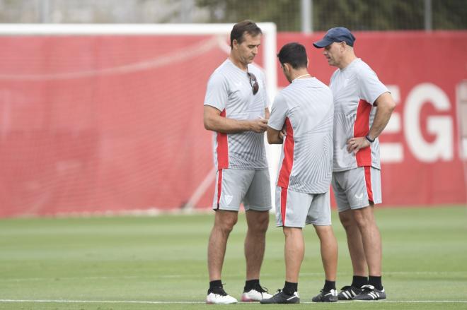 El cuerpo técnico de Lopetegui, en el entrenamiento del Sevilla (Foto: Kiko Hurtado).