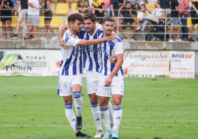 Rubén Serrano, Bernardo Cruz y Adri Crespo se abrazan tras vencer al San Roque (Foto: Recreativo de Huelva).