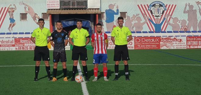 Los capitanes del Porcuna y el Malagueño, con los árbitros antes del partido (Foto: @atporcuna).