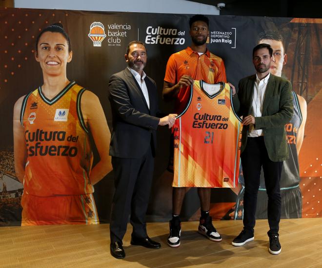 Kyle Alexander, presentado como nuevo jugador taronja (Foto: Miguel A. Polo)