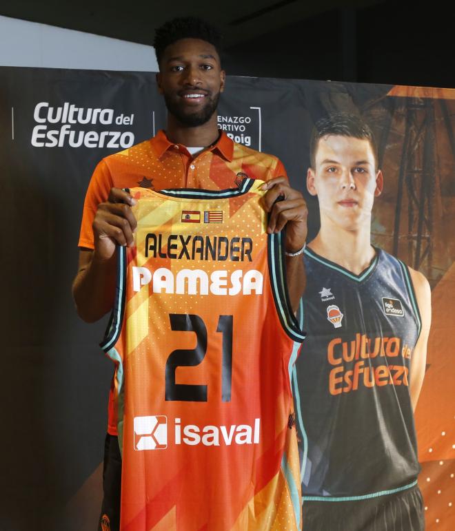 Kyle Alexander, presentado como nuevo jugador taronja (Foto: Miguel A. Polo)