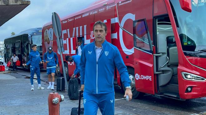 Lopetegui, en la salida del Sevilla hacia Copenhague (Foto: Kiko Hurtado).