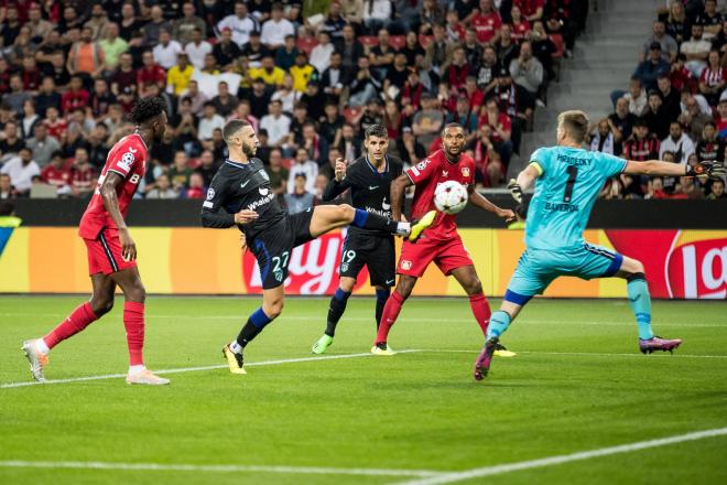 Mario Hermoso dispara en el Bayer Leverkusen-Atlético de Madrid (Foto: Cordon Press).