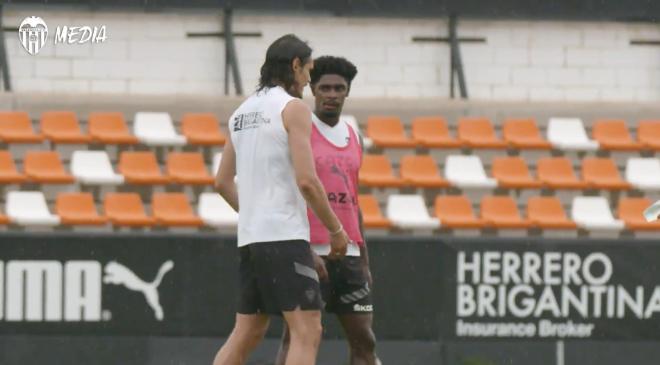 Cavani ya golea con el Valencia CF y hace de apoyo a los jóvenes como Thierry. 