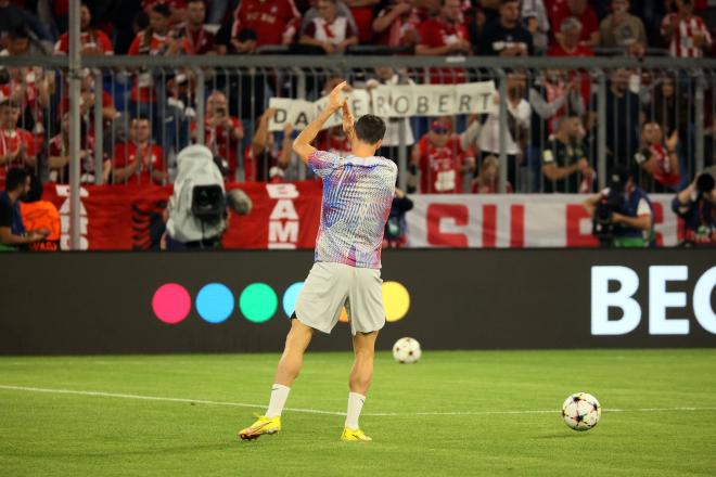 Lewandowski aplaude a la afición del Bayern (FOTO: Cordón Press).