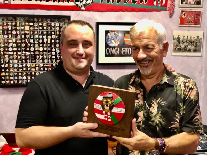 Carlos Sobera recibe de Asier Zarate el Premio de la Peña Athletic Itzalan Taldea de 2021 (Foto: DMQ BIzkaia).