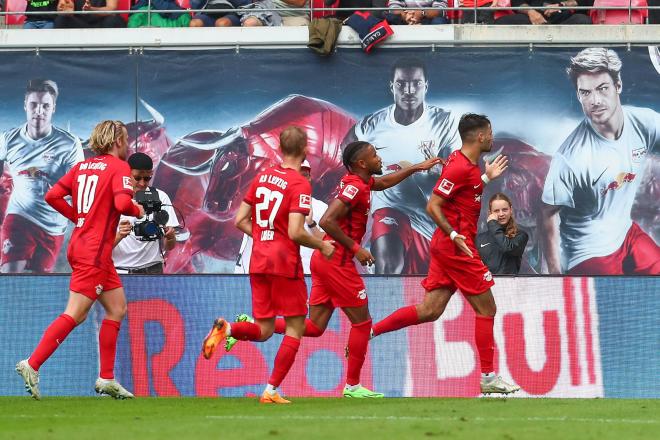 Dominik Szoboszlai y Christopher Nkunku celebran un gol del Leipzig (Foto: Cordon Press).