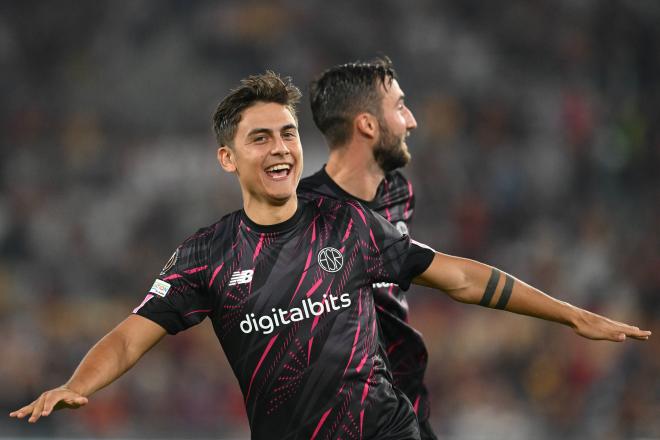 Dybala celebra su gol ante el Helsinki con la Roma (Foto: Cordon Press).