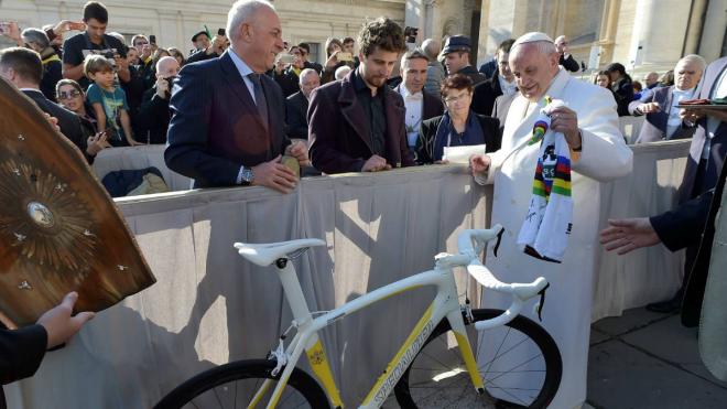 Francisco I recibe una bicicleta y un maillot de Peter Sagan.