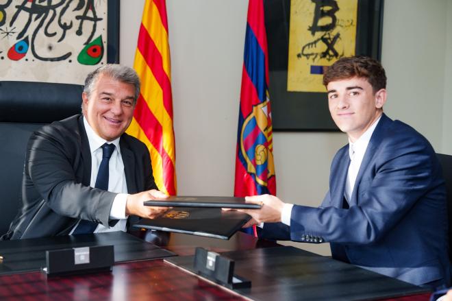 Laporta y Gavi tras firmar la renovación (Foto: FC Barcelona).