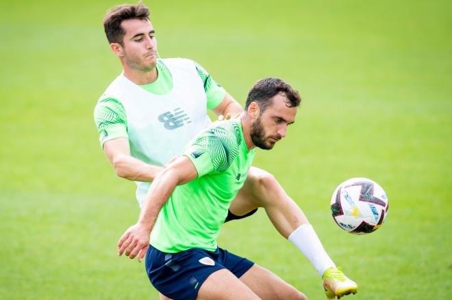 Iñigo Lekue pelea con Jon Morcillo por el balón en un entrenamiento en Lezama (Foto: Athletic Club).