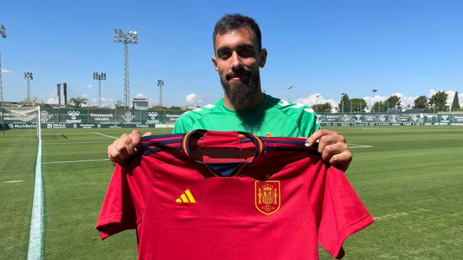 Borja Iglesias posa con la camiseta de la selección (Foto: Kiko Hurtado)