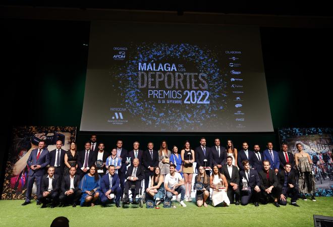 Foto de familia de todos los premiados en la Gala de los Premios Málaga de los Deportes 2022.