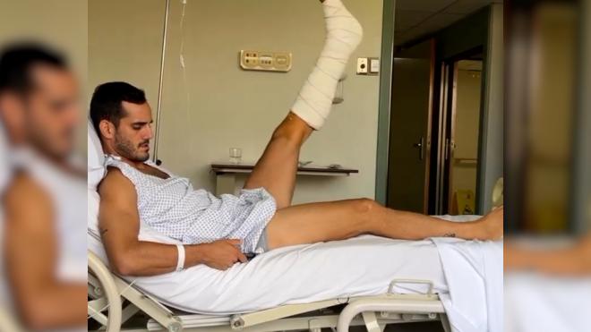 En la cama del hospital y con la pierna vendada: Juanmi realiza ejercicios de rehabilitación tras