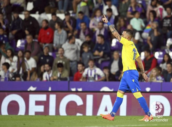 Negredo celebra su tanto en Zorrilla. (Foto: LaLiga)