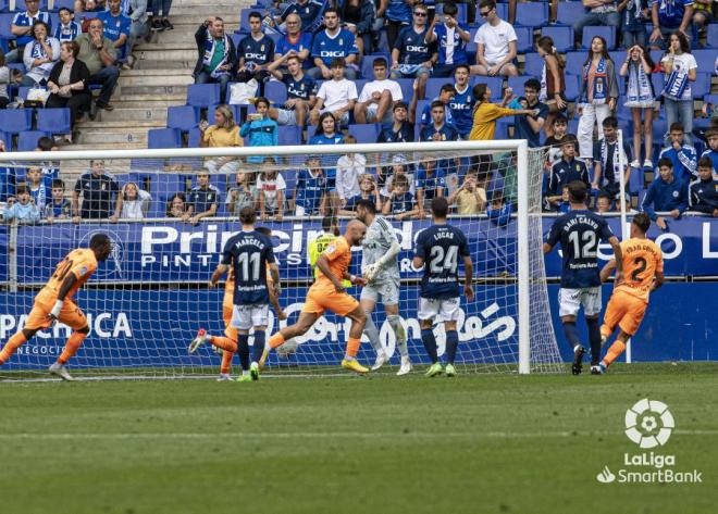 Los jugadores del Oviedo asisten al gol del Ibiza de penalti (Foto: LaLiga)