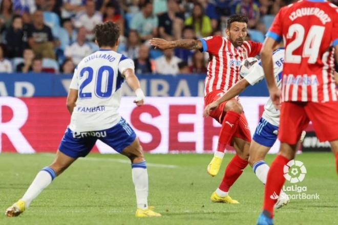 Aitor García ante Giuliano Simeone en el Zaragoza-Sporting (Foto: LaLiga)