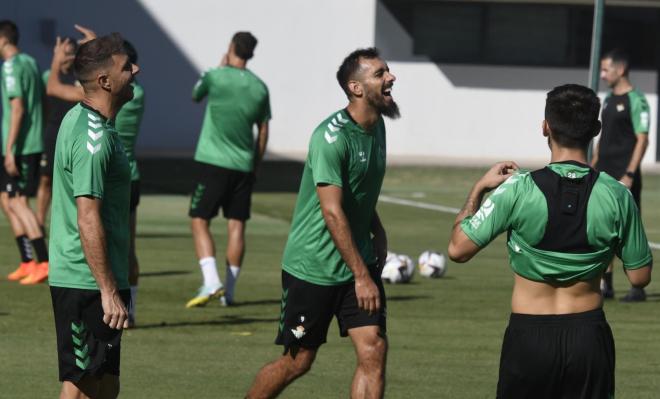 Borja Iglesias en el entrenamiento del Betis (Foto: Kiko Hurtado)